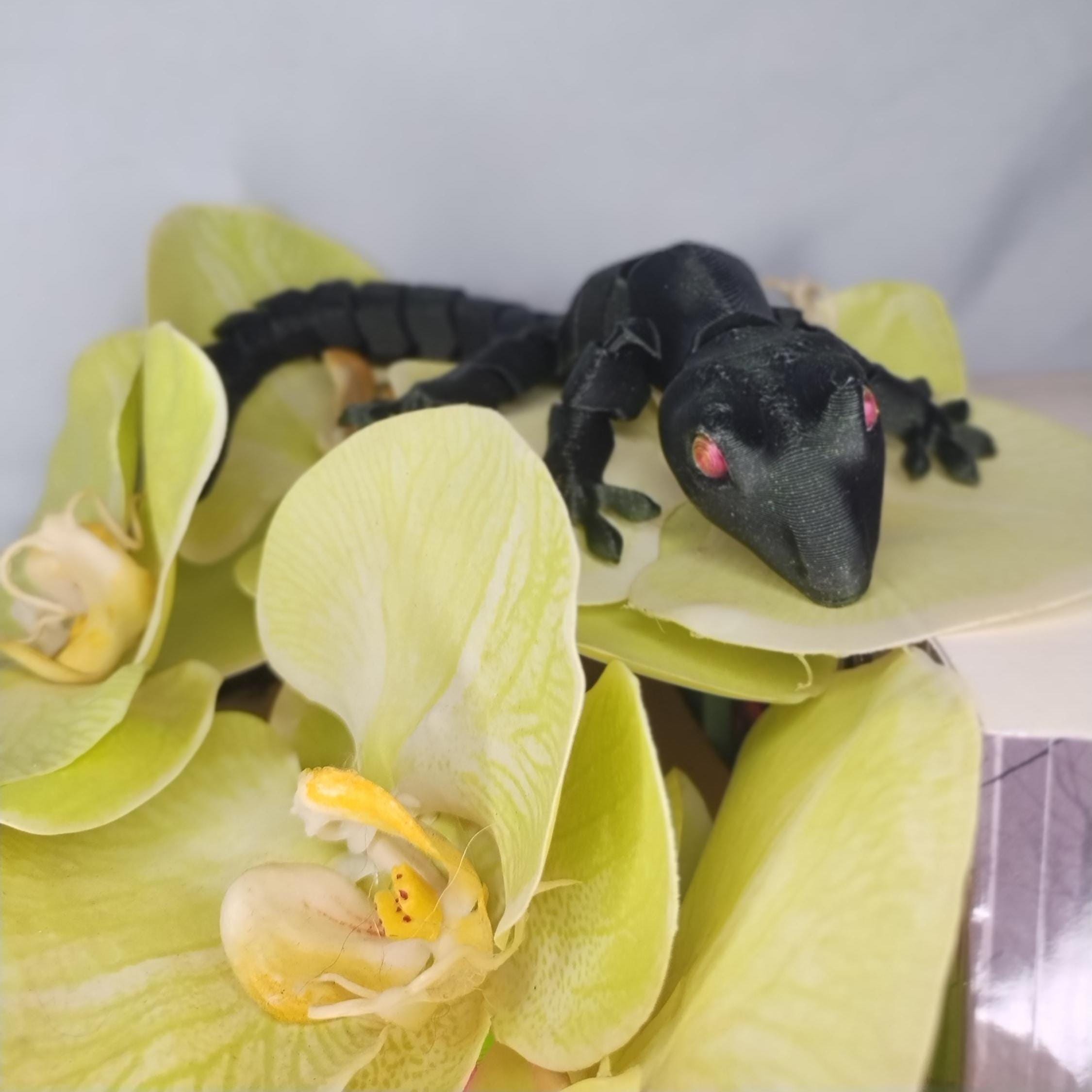 Articulating Gecko Figurine – Poseable 3D Printed Gecko, Collectible Desk Toy - Single Item